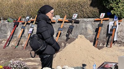 Жінка на цвинтарі Жінка на цвинтарі