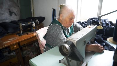 "Відволікає від думок про війну". На Вінниччині 81-річна жінка шиє матраци для захисників