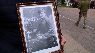 На Житомирщині перепоховали останки 100 воїнів, які загинули в Другій світовій На Житомирщині перепоховали останки 100 воїнів, які загинули в Другій світовій