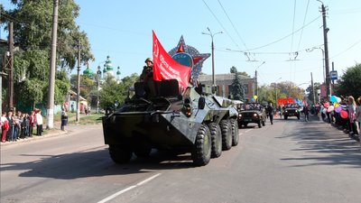 БТР проїжджає повз живий коридор в сторону Болдиної гори у 2010 році БТР проїжджає повз живий коридор в сторону Болдиної гори у 2010 році