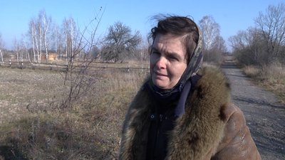 Вмикає радіо на повну, щоб відганяти лисиць: як живуть останні жителі сіл на прикордонні з Росією Вмикає радіо на повну, щоб відганяти лисиць: як живуть останні жителі сіл на прикордонні з Росією