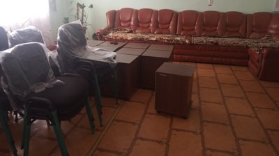 Тумбочки для речей підопічних та крісла у холі припадають пилом - для них у кімнатах банально немає вільного місця. Фото: Офіс Уповноваженого ВРУ з прав людини.