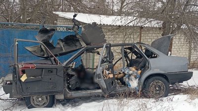 Автівка волонтерів, в яку вдарив російський дрон у Козачій Лопані, 22 січня 2026 року