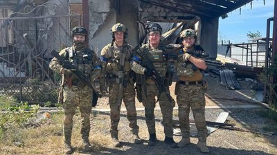 Денис Нохрін разом з побратимами в одному зі звільнених селищ на Донеччини Денис Нохрін разом з побратимами в одному зі звільнених селищ на Донеччини
