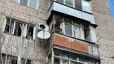 Пошкоджені житлові будинки та понівечені автомобілі. Наслідки обстрілів в спальному районі Миколаєва
