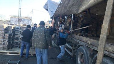 На Херсонщині волонтери привезли жителям Білозерської громади 22 тонни паливних брикетів На Херсонщині волонтери привезли жителям Білозерської громади 22 тонни паливних брикетів