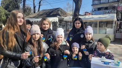 Як плести браслети та поводитися під час воєнного стану: на Одещині провели благодійний ярмарок