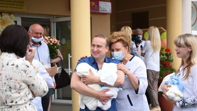 Луцьку трійню виписали додому. Батькам виділили гроші Луцьку трійню виписали додому. Батькам виділили гроші