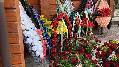 У Дніпрі прощаються з речницею ДСНС Євгенією Дудкою, яка отримала поранення під час ракетного удару У Дніпрі прощаються з речницею ДСНС Євгенією Дудкою, яка отримала поранення під час ракетного удару