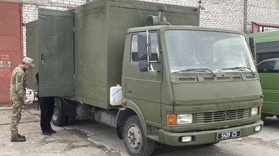 Пошкоджена вантажна автівка, з якої зробили мобільну лазню.