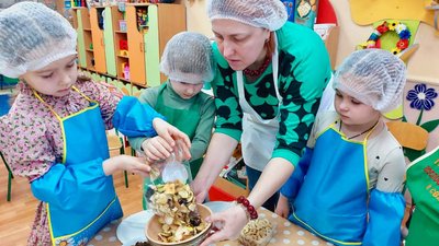 Діти та вихователька готують чаї для бійців ЗСУ