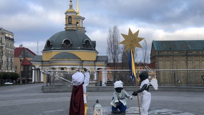Скульптури малюків-засновників Києва святково вбралися до Різдва