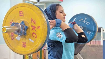 На юніорському чемпіонаті світу з важкої атлетики зникла 17-річна лідерка збірної Ірану: що трапилося