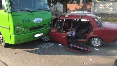 У Харкові легковик врізався в маршрутку: одна людина травмована