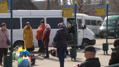 Люди чекають на свій автобус