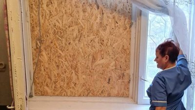 Внаслідок російських обстрілів в обласній дитячій лікарні Херсона вибито понад 700 вікон Внаслідок російських обстрілів в обласній дитячій лікарні Херсона вибито понад 700 вікон