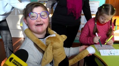 Хібукі-терапія: як собака-обіймака у Житомирі допомагає дітям впоратися зі стресом від війни Хібукі-терапія: як собака-обіймака у Житомирі допомагає дітям впоратися зі стресом від війни