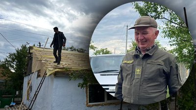Волонтери відновлюють дах будинку на Херсонщині та Володимир Бричка