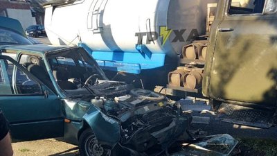 У Харкові легковик врізався у водовоз: двох людей забрала швидка У Харкові легковик врізався у водовоз: двох людей забрала швидка