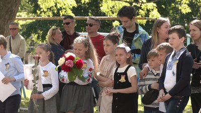 Тільки для чотирикласників: як проходило свято останнього дзвоника у школі № 12 Тільки для чотирикласників: як проходило свято останнього дзвоника у школі № 12