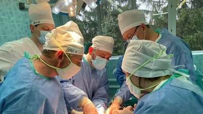 Луцькі лікарі вперше пересадили нирку. Орган сину віддала матір