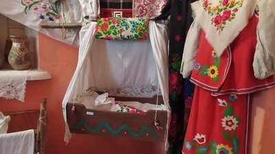 "За ним вирішували долю людей". Староста Мезенівки розповів історію експонатів місцевого музею "За ним вирішували долю людей". Староста Мезенівки розповів історію експонатів місцевого музею