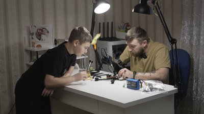 Микола Ворончук разом із сином збирає FPV-дрони для побратимів