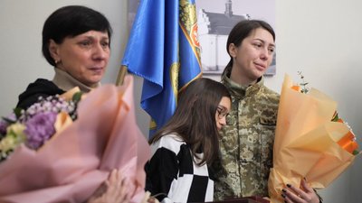 "Вони — наша небесна варта": у Черкасах родинам загиблих прикордонників вручили ордени
