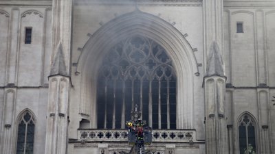 У Франції затримали біженця, який замикав двері згорілого собору 15 сторіччя