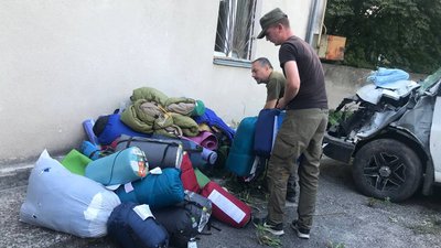 Тернопільські волонтери передали на передову чотири автомобілі Тернопільські волонтери передали на передову чотири автомобілі