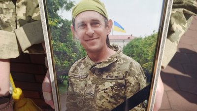У Житомирі родинам загиблих військових передали державні нагороди У Житомирі родинам загиблих військових передали державні нагороди