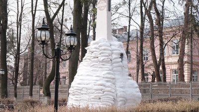 У Чернівцях укріпили найдавніший пам'ятник. Для цього використали 300 мішків з піском У Чернівцях укріпили найдавніший пам'ятник. Для цього використали 300 мішків з піском