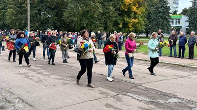 "Мріяв про щасливе та мирне життя". На Сумщині попрощалися з бійцем Денисом Мурзовим "Мріяв про щасливе та мирне життя". На Сумщині попрощалися з бійцем Денисом Мурзовим