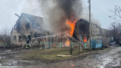 У Запорізькому районі через обстріли РФ виникла пожежа в будинку 