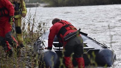 У селі на Закарпатті автомобіль з'їхав у річку. Водія шукають рятувальники У селі на Закарпатті автомобіль з'їхав у річку. Водія шукають рятувальники