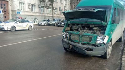У Запоріжжі сталося ДТП за участю маршрутки та легковика У Запоріжжі сталося ДТП за участю маршрутки та легковика