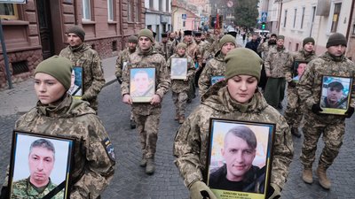Зустрічають захисників. У Чернівцях йде колона військових, які повернулись додому із зони ООС