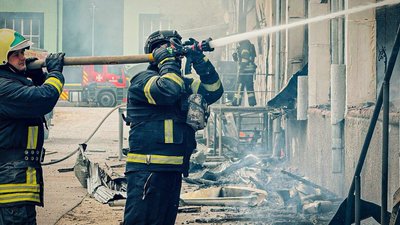 Рятувальники, гасіння пожежі, наслідки атаки РФ