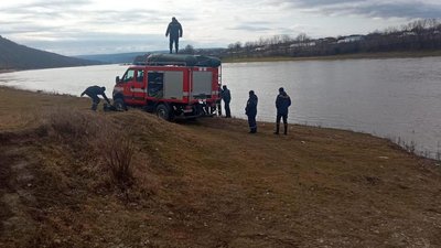 На Дністрі з човна випала людина: на Тернопільщині триває пошукова операція На Дністрі з човна випала людина: на Тернопільщині триває пошукова операція
