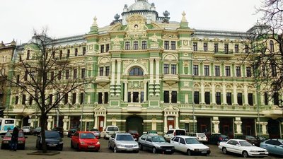 На фасаді відреставрованого будинку Руссова тріснула скульптура янгола На фасаді відреставрованого будинку Руссова тріснула скульптура янгола