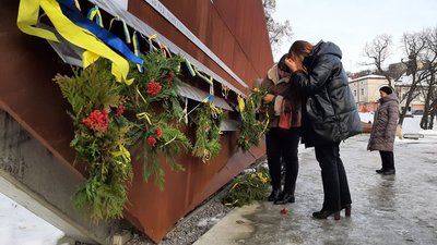 Рідні прикрасили Меморіал Героям Небесної Сотні Рідні прикрасили Меморіал Героям Небесної Сотні