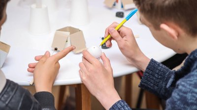 На Дніпропетровщині презентували виставку писанок, намальованих дітьми-переселенцями На Дніпропетровщині презентували виставку писанок, намальованих дітьми-переселенцями