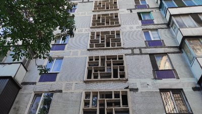 У Запоріжжі ліквідовують наслідки нічної російської атаки: що розповідають очевидці