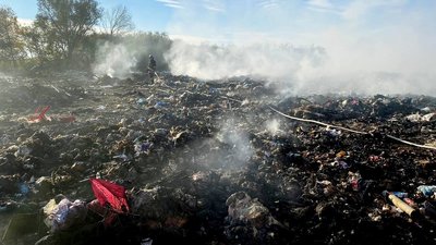 На Тернопільщині пожежники два дні гасять сміттєзвалище На Тернопільщині пожежники два дні гасять сміттєзвалище