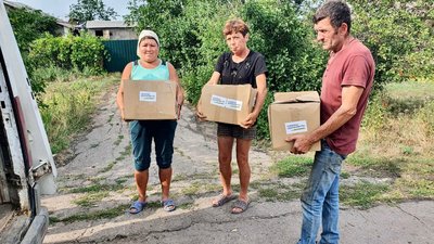 Волонтери доставили гуманітарну допомогу жителям 10 прифронтових сіл Херсонської області Волонтери доставили гуманітарну допомогу жителям 10 прифронтових сіл Херсонської області
