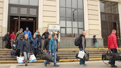 На Львівщину евакуювали 20 чоловіків із будинку-інтернату на Харківщині. Головне за добу