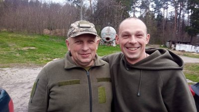 Боєць Олег Кінаш разом із сином Андрієм