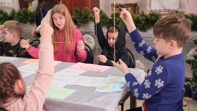 У Луцьку запрацювала "Різдвяна майстерня": перший майстерклас відвідали 25 внутрішньопереміщених дітей У Луцьку запрацювала "Різдвяна майстерня": перший майстерклас відвідали 25 внутрішньопереміщених дітей