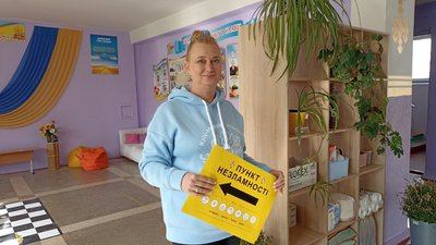 Наталія Міненко — директорка одного із ліцеїв Житомира, де розміщений "Пункт незламності" Наталія Міненко — директорка одного із ліцеїв Житомира, де розміщений "Пункт незламності"