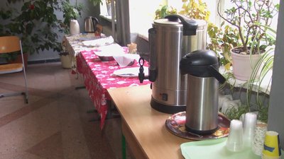 У "Пункті незламності" є генератор. Місцеві можуть зарядити телефони, приєднатися до Інтернету та випити гарячого чаю. 27 листопада 2022 рік У "Пункті незламності" є генератор. Місцеві можуть зарядити телефони, приєднатися до Інтернету та випити гарячого чаю. 27 листопада 2022 рік